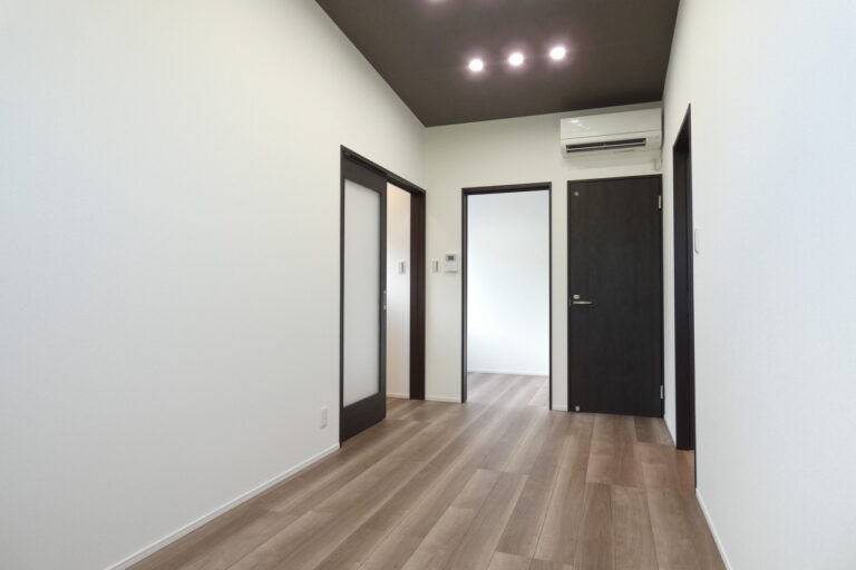 奥には書庫とトイレ